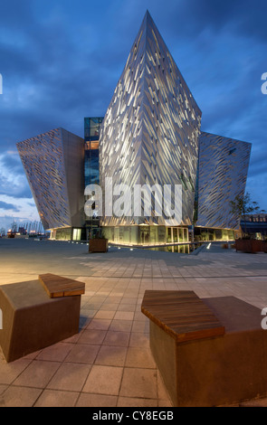 Photo de nuit du Titanic Belfast visitor centre, l'Irlande du Nord.