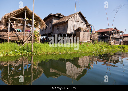 Le Myanmar, Birmanie. Maisons sur pilotis, au Lac Inle Village, l'État Shan. Banque D'Images