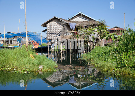 Le Myanmar, Birmanie. Maisons sur pilotis, au Lac Inle Village, l'État Shan. Banque D'Images