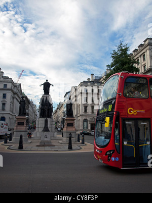 London bus près de la guerre de Crimée Mémorial sur Waterloo Place, à l'intersection de la rue Regent et Pall Mall. Banque D'Images