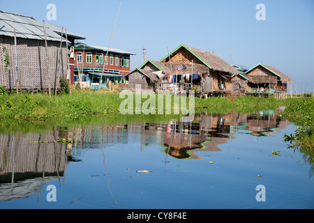 Le Myanmar, Birmanie. Maisons sur pilotis, au Lac Inle Village, l'État Shan. Banque D'Images