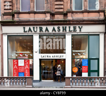 Façade de la mode et de Laura Ashley accessoires accueil boutique dans le centre de Glasgow avec signes de vente dans la fenêtre. Banque D'Images