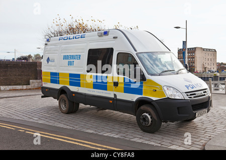 Van blanc appartenant à la Police de Strathclyde unité sous-marine sur Broomielaw, Glasgow, Écosse, Royaume-Uni Banque D'Images