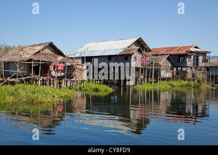 Le Myanmar, Birmanie. Maisons de village sur pilotis, au Lac Inle, l'État Shan. Banque D'Images