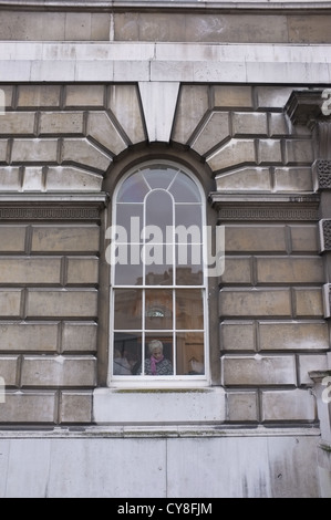 Très jolie jeune femme à la fenêtre at Somerset House Banque D'Images