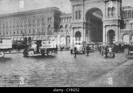 L'entrée triomphale à Milan - American ambulances arrivent en Italie quelques jours après USA déclare la guerre à l'Allemagne - Première Guerre mondiale Banque D'Images