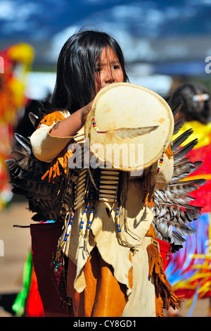 Native American boy dancing Chumash Banque D'Images