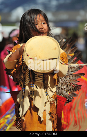 Native American boy dancing Chumash Banque D'Images