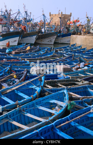 Rangées de bateaux bleu à Skala du port avec l'ancienne forteresse, Essaouira, Maroc Banque D'Images