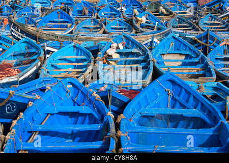 Rangées de bateaux bleu à Skala du port, Essaouira, Maroc Banque D'Images