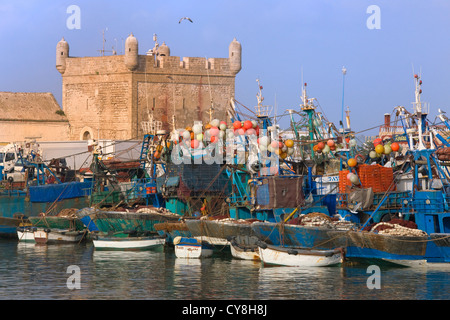 Rangées de bateaux bleu à Skala du port avec l'ancienne forteresse, Essaouira, Maroc Banque D'Images