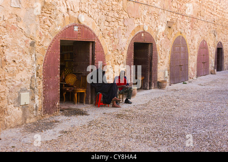 Les gens en face de maisons dans la vieille médina, Marrakech, Maroc Banque D'Images