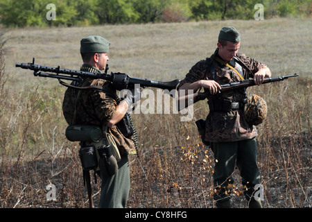 Les membres du club d'histoire de Zaporozhye bouclier de patrie' porte l'uniforme allemand historique Banque D'Images