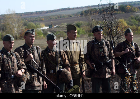 Les membres du club d'histoire de Zaporozhye bouclier de la patrie' porte l'uniforme allemand historique Banque D'Images