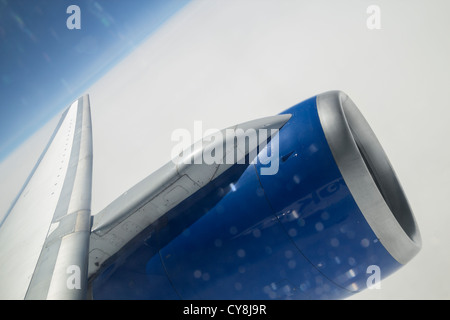 Vue sur le moteur et l'aile de Boeing 757-200 sur Thomas Cook vol charter de l'Espagne. Banque D'Images