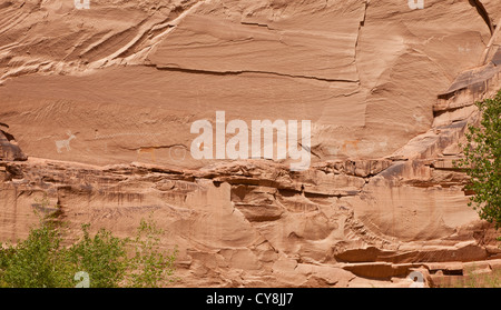 Pétroglyphes et pictogrammes dans le Canyon de Chelly, Arizona, USA Banque D'Images