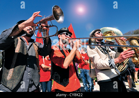 Portugal, Lisbonne : Brass band "Kumpania Algazarra' l'animation de la course de marathon dans Lisbon-Belem Banque D'Images