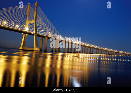 Portugal, Lisbonne : pont Ponte Vasco da Gama par nuit Banque D'Images