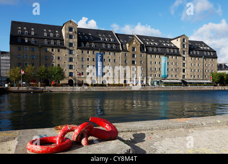 L'Admiral Hotel au port de larsens Plads dans le port de Copenhague, Danemark. Anneaux d'amarrage à l'avant-plan. Banque D'Images