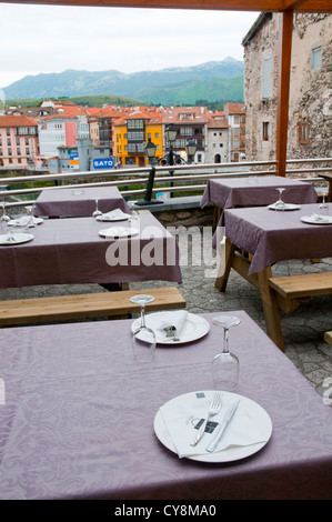 Sidreria dans la rue. Llanes, Asturias province, Espagne. Banque D'Images