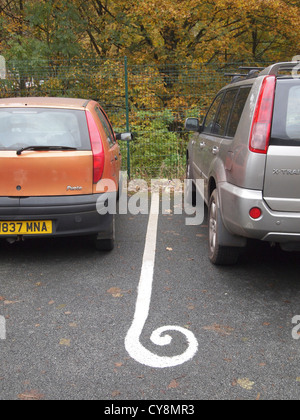 Amusant la modification de marquage parking blanc au parking, Station Road, Hebden Bridge, West Yorkshire Banque D'Images