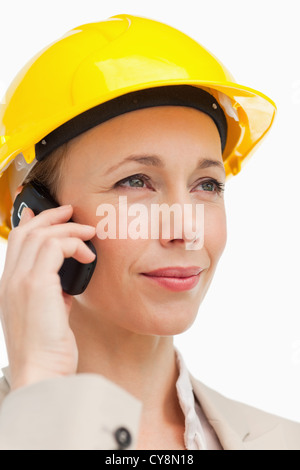 Femme au téléphone le port d'un casque de sécurité Banque D'Images