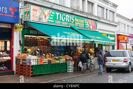 Tigris food center shop, Burnt Oak Broadway, Greater London, England, UK Banque D'Images