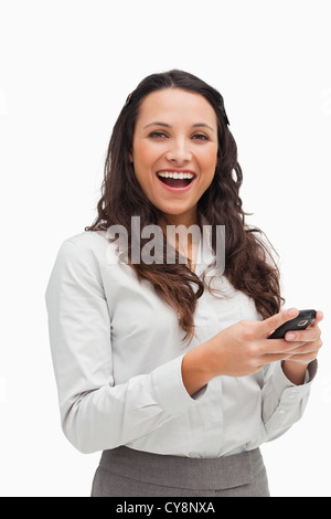 Portrait of a happy brunette holding son téléphone Banque D'Images