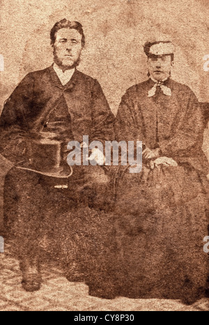 Couple victorien circa 1870s à partir d'une carte de visite imprimée sur du papier de mauvaise qualité Banque D'Images