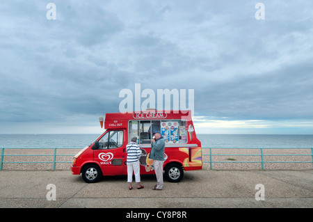 Une glace van sur le front de mer de Brighton, East Sussex. Banque D'Images