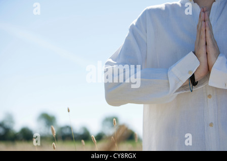 L'homme à l'extérieur avec les mains jointes en prière, cropped Banque D'Images