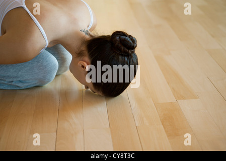 Woman en posture de l'enfant Banque D'Images