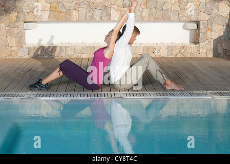 Couple à l'étirement de la piscine Banque D'Images