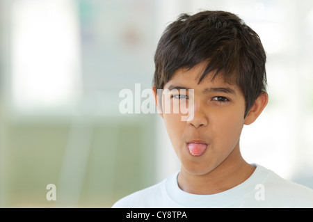 Boy sticking out tongue, portrait Banque D'Images