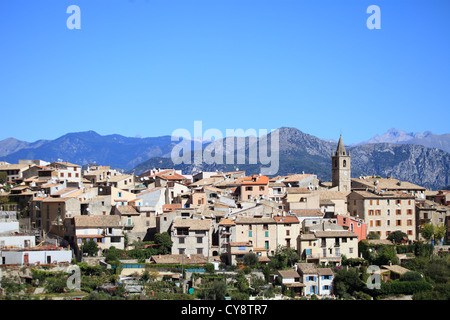 Village perché pittoresque de l'arrière pays du Var Banque D'Images