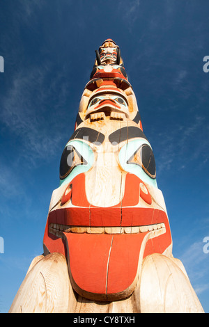 ATotem pole sur high street, Jasper Parc national Jasper, Rocheuses canadiennes. Banque D'Images