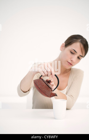 Woman pouring tasse de thé Banque D'Images