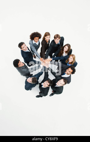 Des collègues de travail debout dans un cercle avec les mains jointes dans l'exercice de motivation Banque D'Images