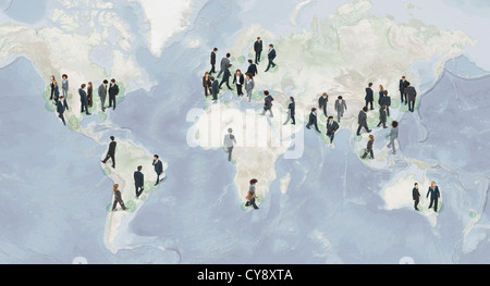 Grand groupe De businesspeople walking on world map Banque D'Images