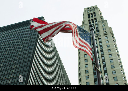 Brandir le drapeau américain dans le vent, au nord de la rivière Chicago, quartier Banque D'Images