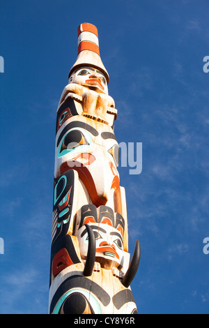 ATotem pole sur high street, Jasper Parc national Jasper, Rocheuses canadiennes. Banque D'Images