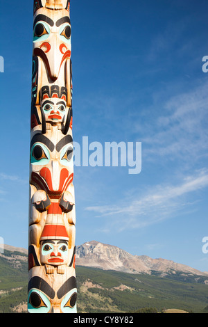 ATotem pole sur high street, Jasper Parc national Jasper, Rocheuses canadiennes. Banque D'Images