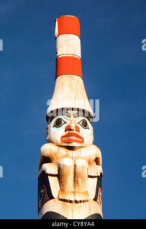 ATotem pole sur high street, Jasper Parc national Jasper, Rocheuses canadiennes. Banque D'Images