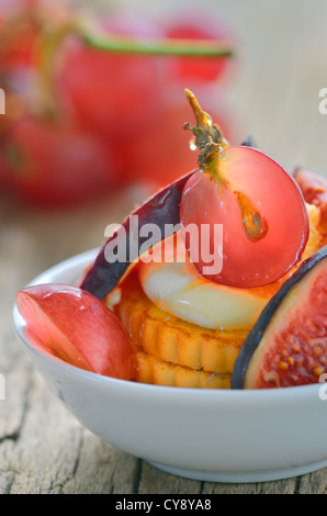 Entouré de gâteau aux figues et raisins Banque D'Images