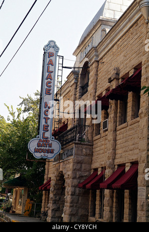 Eureka Springs Arkansas USA Victorienne Historique spa resort town et une attraction touristique dans les monts Ozark. Palace Hotel. Banque D'Images