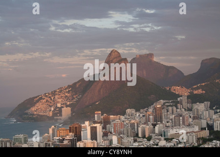 Vue sur le quartier d'Ipanema de Cantagalo Morro do Rio de Janeiro Brésil Banque D'Images