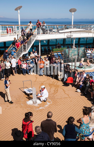 Démonstration de sculpture de glace à bord de navire de croisière Banque D'Images