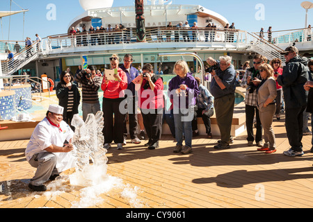 Démonstration de sculpture de glace à bord de navire de croisière Banque D'Images