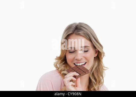 Jeune femme de manger un délicieux chocolat de la paix Banque D'Images