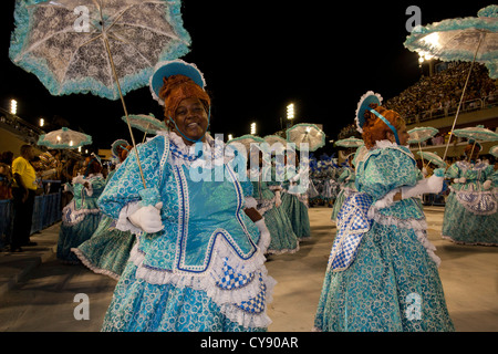 La danse des femmes avec des parasols au cours de défilé de carnaval dans le Sambadrome Rio de Janeiro Brésil Banque D'Images